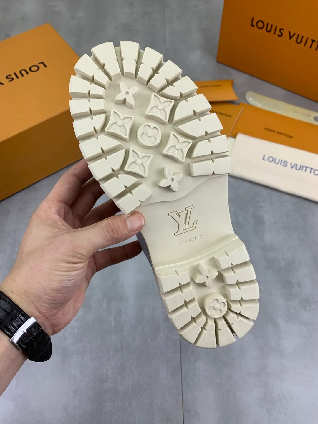Men's shoes 💰P680 new LV | Louis Vuitton 🧡💚2025 autumn and winter new models, top version ⚠️ The counter features the latest LV REMIX lace-up mountaineering derby shoes, new hard goods 🆕 ❥BS purchasing level! Full of high-end feel! A popular model among bloggers at home and abroad, it’s retro and fashionable, and looks stunning on your feet! Mainly recommended models on the official website★ ━━━━━ ЅᏇєєt ━━━━━ ▪️Upper: top-grade first-layer cowhide ▪️Lining: imported sheepskin ▪️Outsole: original open-molded TPU non-slip outsole ▪️Sole height: 3.5cm ▪️Shoe size: Women 35-41 (41 customization is not returnable) Male 39-45 (46 customized, non-refundable)